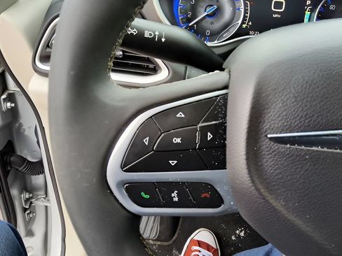 Used 2024 Chrysler Pacifica Touring-L FWD image 21