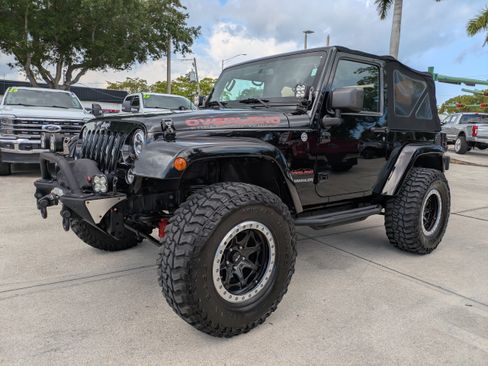 Used 2014 Jeep Wrangler Sahara w/ Connectivity Group AWD/4WD image 7