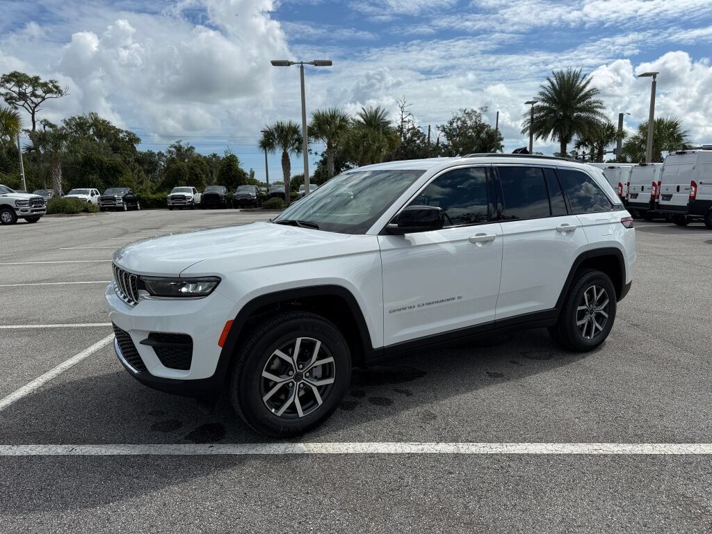 New 2027 Jeep Grand Cherokee Laredo AWD/4WD image 7