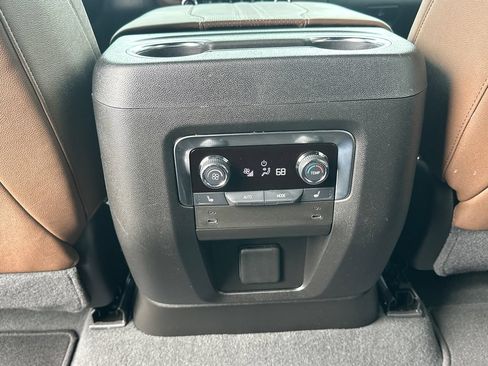 Used 2025 Chevrolet Tahoe High Country AWD/4WD image 24