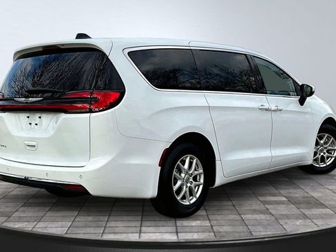 Used 2023 Chrysler Pacifica Touring-L FWD image 6
