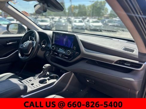 Used 2024 Toyota Highlander XLE image 7