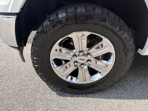 Used 2018 Ford F150 Lariat w/ Equipment Group 502A Luxury AWD/4WD image 12