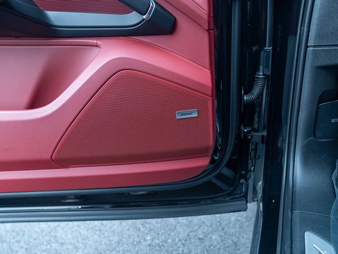 Certified 2022 Porsche Cayenne Platinum Edition image 18