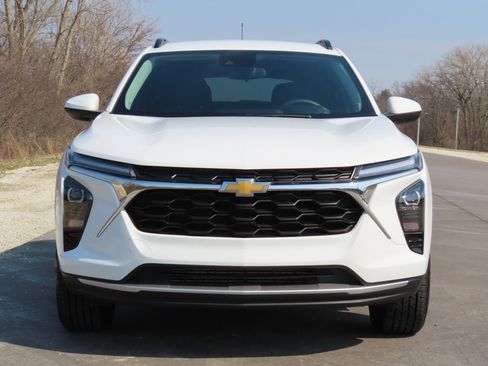 Certified 2025 Chevrolet Trax LT FWD image 9