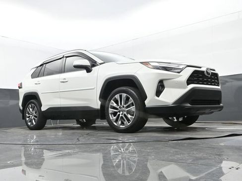 Used 2022 Toyota RAV4 XLE Premium AWD/4WD image 25