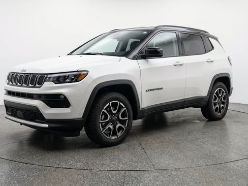 Used 2025 Jeep Compass Trailhawk AWD/4WD image 3