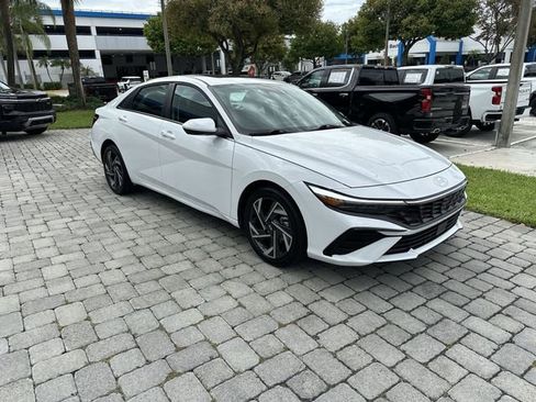 Used 2025 Hyundai Elantra SEL FWD image 16