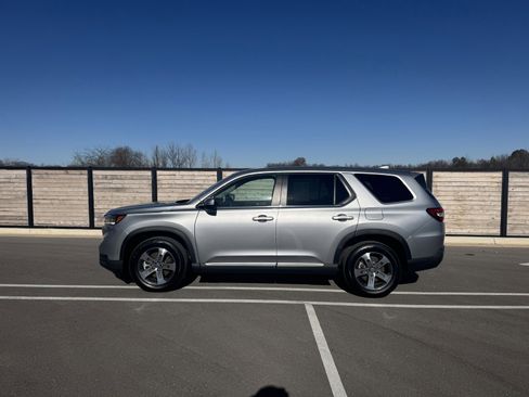 Used 2025 Honda Pilot EX-L image 2