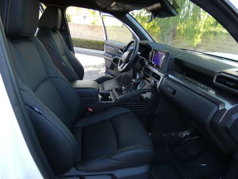 Used 2025 Toyota Tacoma TRD Sport image 31