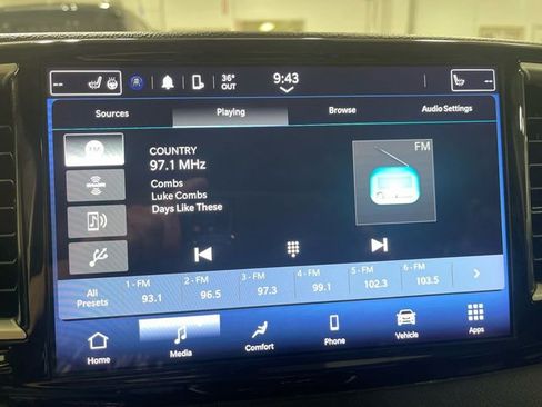 Certified 2023 Chrysler Pacifica Touring-L image 16