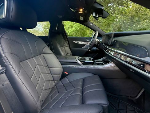 Used 2025 BMW 760i xDrive w/ Executive Package image 46