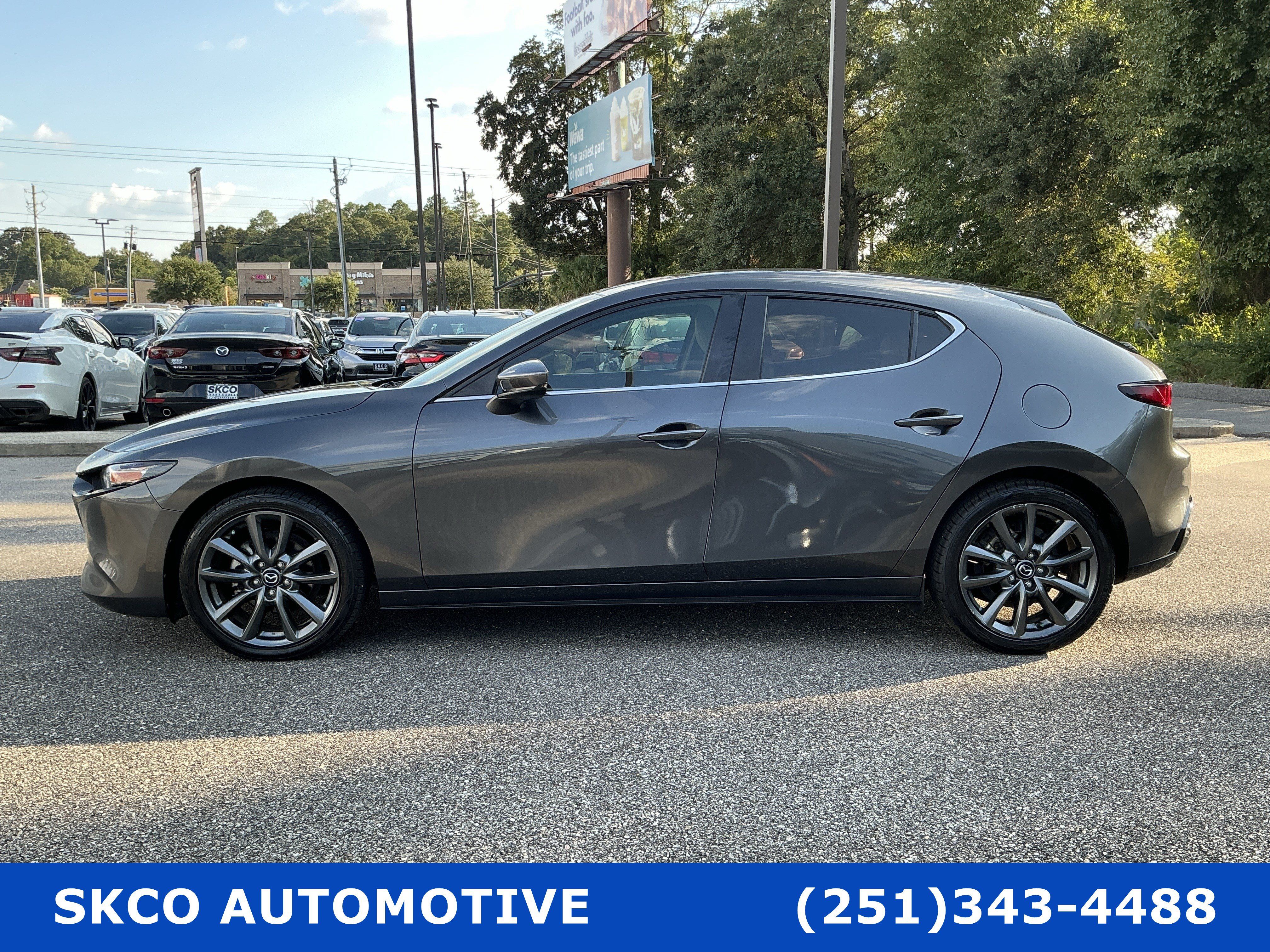 Used 2020 MAZDA MAZDA3 Hatchback FWD image 2