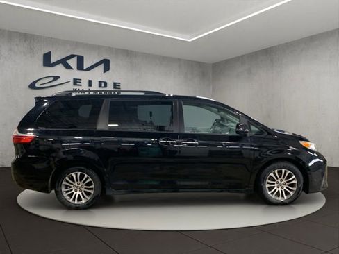 Used 2018 Toyota Sienna XLE image 4