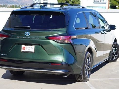 Used 2025 Toyota Sienna Platinum image 7