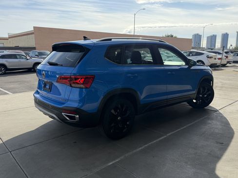 Used 2022 Volkswagen Taos SE w/ Panoramic Sunroof Package image 4