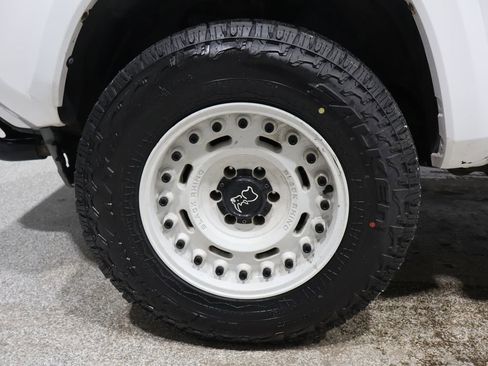 Used 2017 Toyota Tacoma SR5 image 9