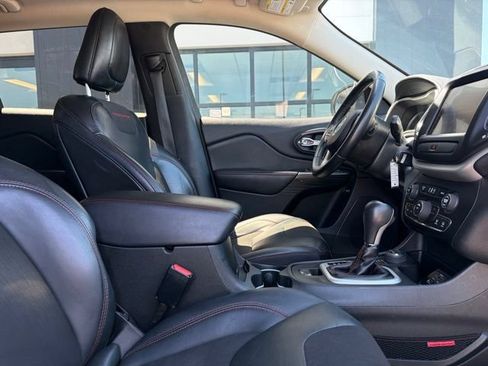 Used 2016 Jeep Cherokee Trailhawk AWD/4WD image 11