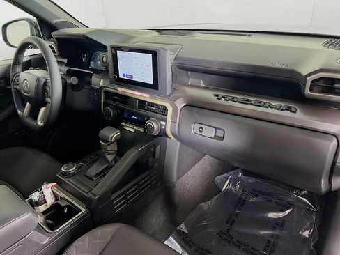 Certified 2025 Toyota Tacoma SR5 AWD/4WD image 25