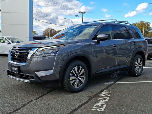 New 2025 Nissan Pathfinder SL image 2