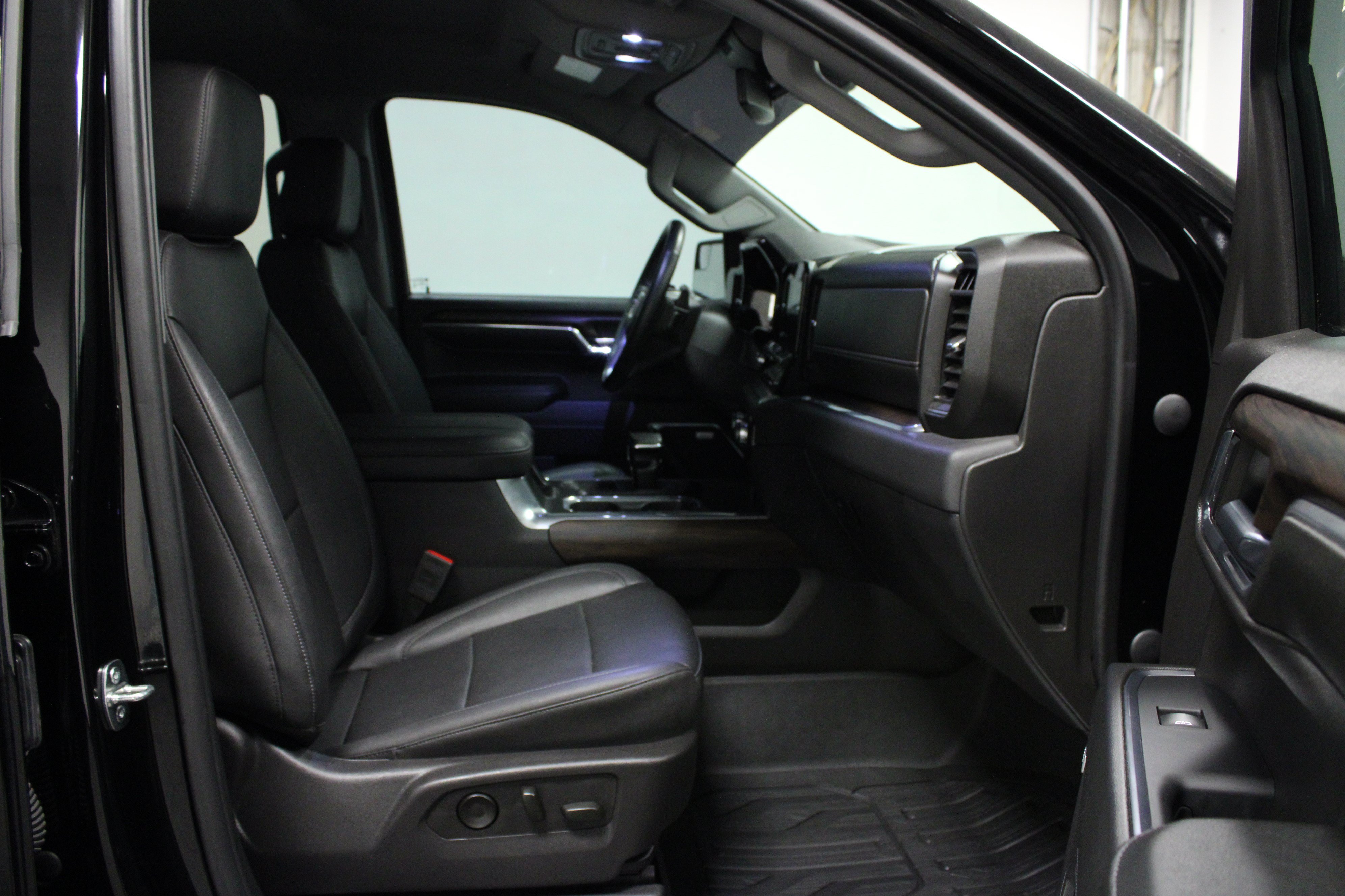 Used 2023 GMC Sierra 1500 SLT w/ SLT Premium Package AWD/4WD image 16
