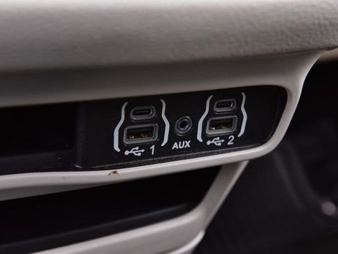 Used 2024 Chrysler Pacifica Select image 16