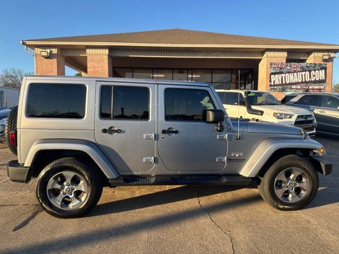 Used 2017 Jeep Wrangler Unlimited Sahara image 2
