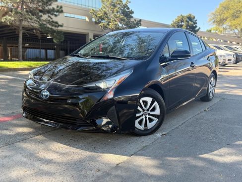 Used 2017 Toyota Prius Four w/ Premium Convenience Package image 2
