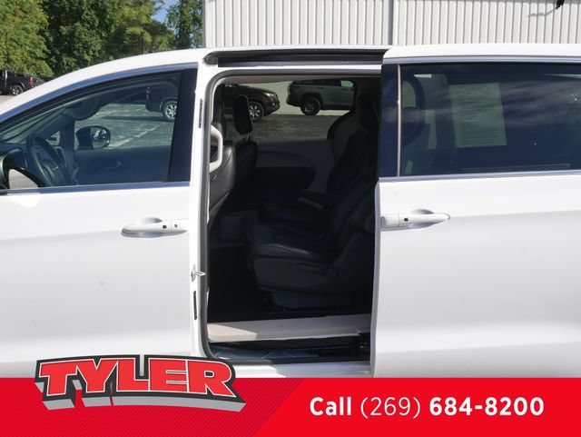Used 2024 Chrysler Pacifica Limited FWD image 19