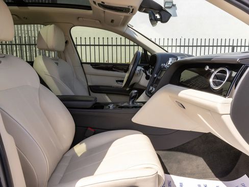Used 2019 Bentley Bentayga image 37