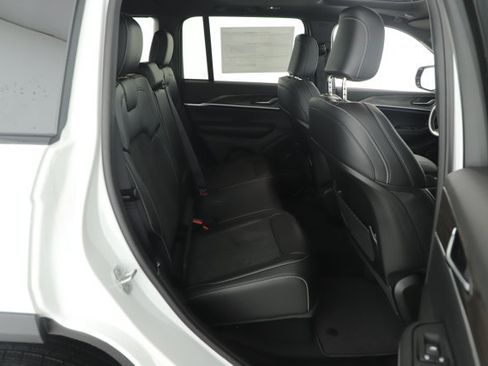 New 2026 Jeep Grand Cherokee Altitude image 13