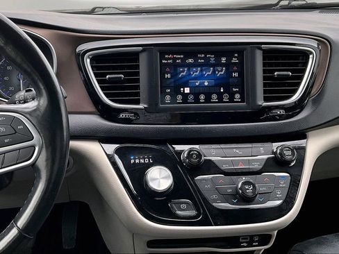 Used 2019 Chrysler Pacifica Touring-L image 11
