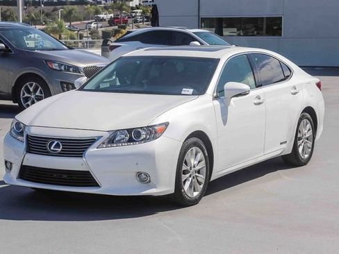 Used 2015 Lexus ES 300h w/ Premium Package w/Bamboo Trim FWD image 3