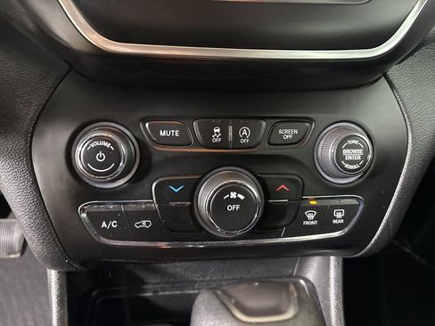 Used 2020 Jeep Cherokee Latitude image 17