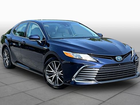 Used 2021 Toyota Camry XLE w/ Navigation Upgrade Package FWD image 3
