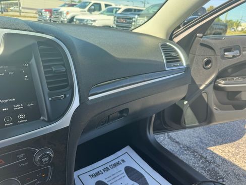 Used 2022 Chrysler 300 Touring L w/ Comfort Group image 15