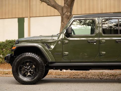 Used 2023 Jeep Gladiator Sport image 23