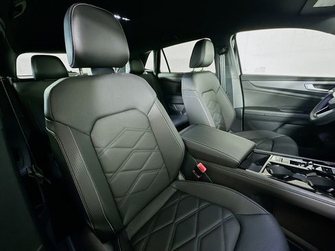 Used 2024 Volkswagen Atlas Cross Sport SE image 25