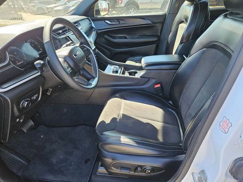 Used 2024 Jeep Grand Cherokee L Laredo image 11