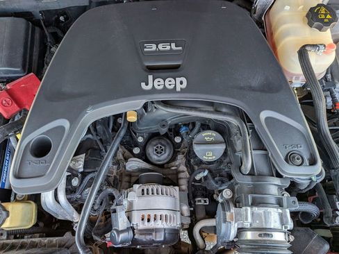 Used 2018 Jeep Wrangler Unlimited Sahara AWD/4WD image 14