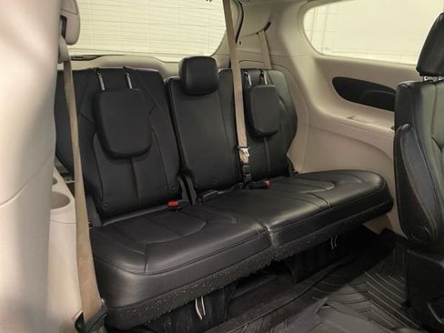Used 2017 Chrysler Pacifica Touring-L FWD image 24