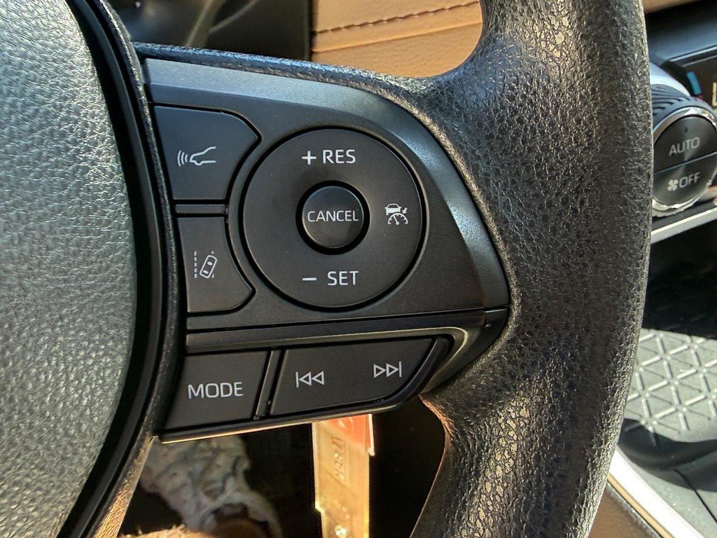 Certified 2022 Toyota RAV4 LE AWD/4WD image 17