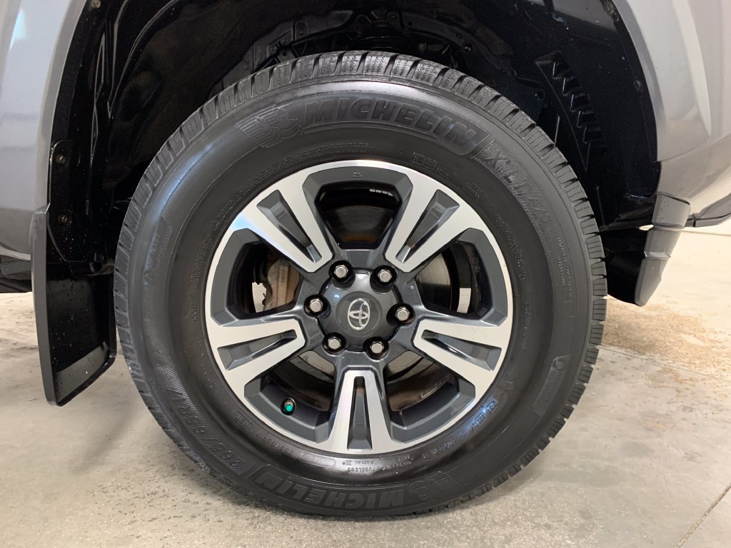 Used 2016 Toyota Tacoma TRD Sport w/ Towing Package AWD/4WD image 12