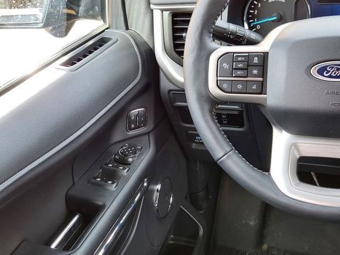 Used 2024 Ford Expedition XLT image 24