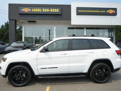 Used 2019 Jeep Grand Cherokee Laredo AWD/4WD image 2