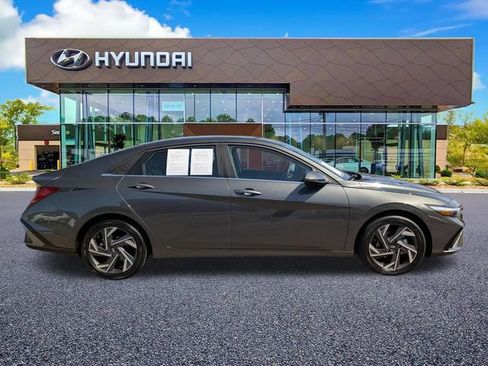 Used 2025 Hyundai Elantra Limited FWD image 5