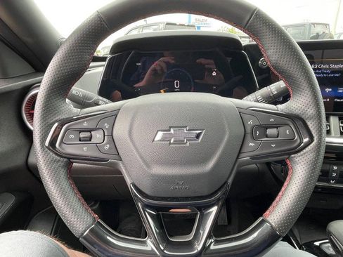 Used 2025 Chevrolet Trax RS w/ Sunroof Package FWD image 23