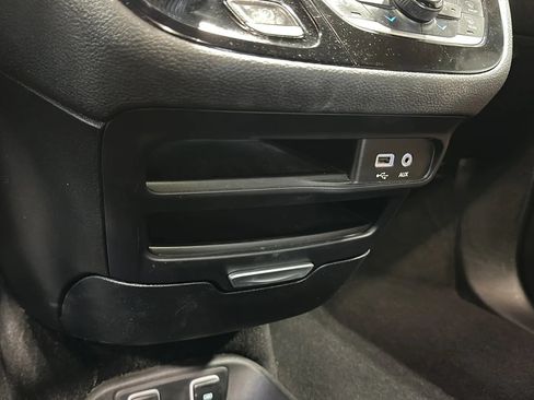 Used 2017 Chrysler Pacifica Limited w/ Tire & Wheel Group FWD image 28