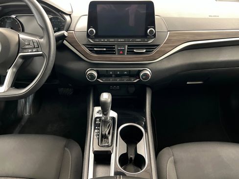 Used 2024 Nissan Altima 2.5 SV image 14