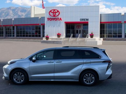 Used 2025 Toyota Sienna XLE FWD image 6
